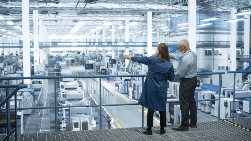 Dashboard reconciling shop-floor figures with ERP and MES through automated production tracking within factory automation